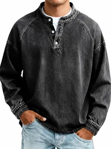 Detailansicht eines verwaschenen Herren-Henley-Langarmshirts aus Baumwolle in Grau