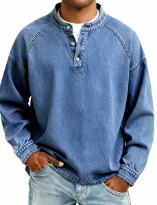 Detailansicht der verwaschenen blauen Denim-Struktur bei Herren-Henleyshirts
