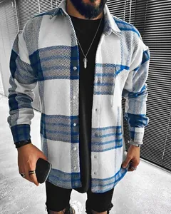 Primer plano de una camisa casual de hombre de manga larga a cuadros azules y blancos