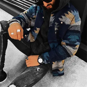 Detalle de una chaqueta de invierno casual para hombre con estampados étnicos tribales