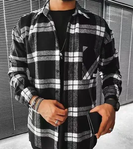Detalle de una camisa casual de cuadros blancos y negros para hombre con bolsillo