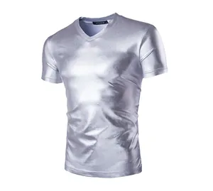 Gedetailleerde weergave van heren slim fit metallic zilveren T-shirt met V-hals