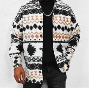Detalle de chaqueta de forro polar para hombre con estampados étnicos y botones.