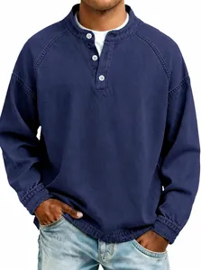 Nahaufnahme eines Herren-Henley-Shirts aus gewaschener Baumwolle mit Raglanärmeln.