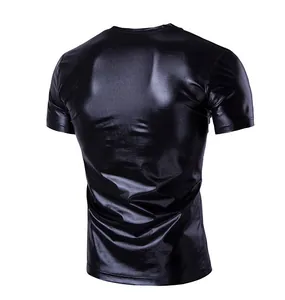 Achteraanzicht van glanzend zwart heren-T-shirt met slanke pasvorm en metallic textuur