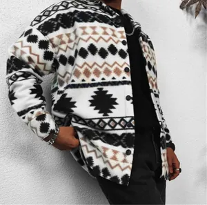 Vista detallada de chaqueta forro polar casual para hombre con patrón