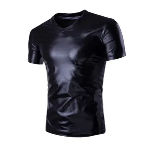 Detail van de glanzende metallic textuur en slim fit van dit zwarte heren T-shirt V-hals