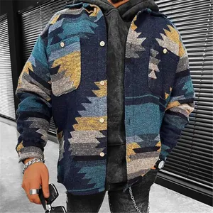 Detalle de sobrecamisa vintage para hombre con estampado étnico geométrico y solapa.