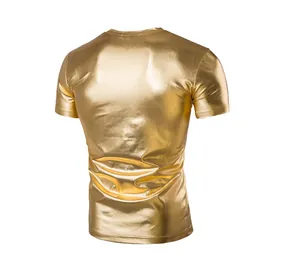 Achteraanzicht van een heren slim fit metallic gouden T-shirt voor de nachtclub