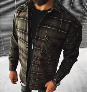 Primer plano de una camisa casual de cuadros verde oscuro para hombre en un modelo