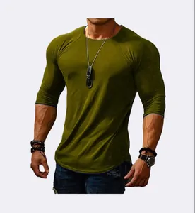 Eng anliegendes olivgrünes Langarm-T-Shirt für Herren mit Rundhalsausschnitt und Saum