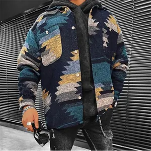Vista detallada de chaqueta casual para hombre con colorido patrón étnico geométrico