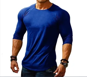 Detailansicht eines schmal geschnittenen blauen Herren-Langarmshirts mit Rundhalsausschnitt.