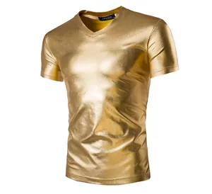 Detailweergave van een nauwsluitend heren-T-shirt met V-hals in glanzend goud metallic