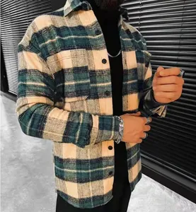 Primer plano de camisa de cuadros para hombre en franela verde y beige