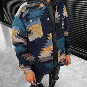 Detalle de la chaqueta de camisa informal para hombre con patrón azteca y mangas largas de otoño