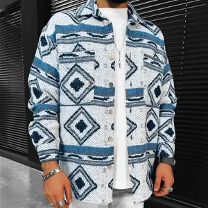 Primer plano de camisa para hombre con patrón geométrico azul y botones de madera