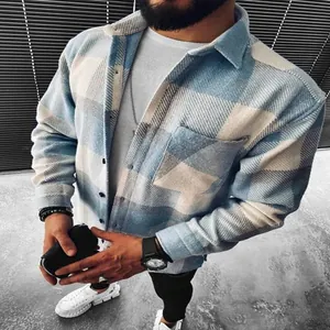 Camisa de cuadros azul y blanco para hombre con camiseta gris y pantalón negro