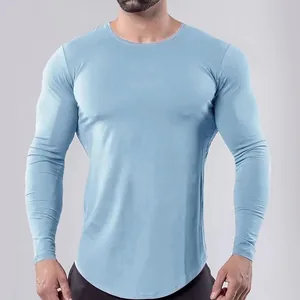 Détail du t-shirt de compression bleu clair à manches longues pour homme sport gym