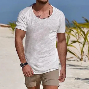Détail d'un t-shirt blanc pour homme à manches courtes avec col rond et poche poitrine