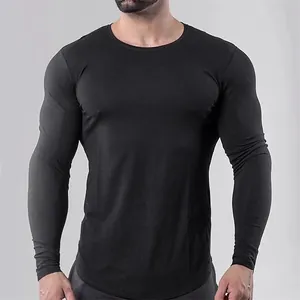 Détail du t-shirt de compression noir à manches longues pour homme, coupe ajustée