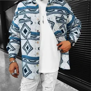 Detalle de chaqueta camisa informal para hombre con estampado geométrico y solapa