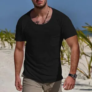 T-shirt noir décontracté pour homme avec col rond et poche porté sur la plage