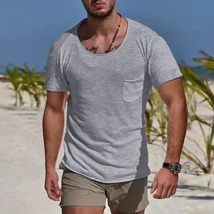 Détail rapproché d'un t-shirt gris décontracté à col rond avec poche pour hommes