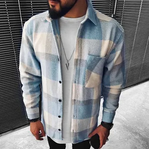 Primer plano de camisa de cuadros azul y blanca para hombre con detalle de bolsillo