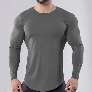 Vue détaillée d'un t-shirt de compression gris à manches longues pour homme, sport et gym.