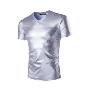 Heren slim fit metallic zilveren T-shirt met V-hals en korte mouwen op witte achtergrond