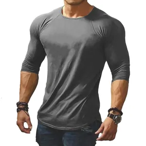 Klassisches, schmal geschnittenes graues Langarm-T-Shirt für Herren mit Rundhals