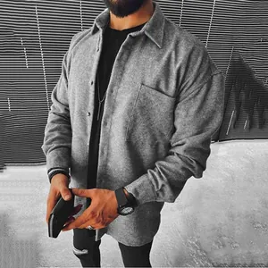 Vista detallada de sobrecamisa casual gris de manga larga para hombre con bolsillo