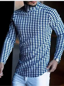 Dettaglio ravvicinato della maglia a collo alto uomo slim fit con motivo pied de poule blu.