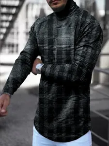 Dettaglio della maglia a dolcevita da uomo slim fit con un motivo a quadri neri e grigi