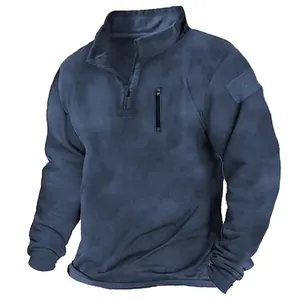Détail du sweat tactique bleu à col zippé avec poche poitrine et patch de manche
