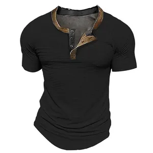 Vista detallada de camiseta Henley negra texturizada para hombre con cuello en contraste marrón.