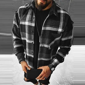 Detalle de hombre con camisa de franela a cuadros blancos y negros casual
