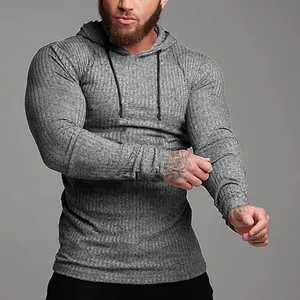 Κοντινό πλάνο ανδρικού slim fit ριμπ πλεκτού μπλουζάκι με κουκούλα σε γκρι χρώμα για σπορ.