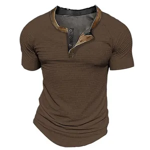 Vista detallada de la camiseta Henley marrón para hombre con rayas horizontales texturizadas