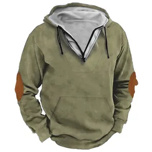 Nahaufnahme von olivgrünem Herren-Kapuzenpullover mit Viertelreißverschluss und braunen Ellbogen-Patches