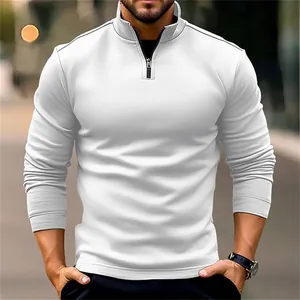 Primer plano de un polo blanco de manga larga para hombre con cuello de cremallera
