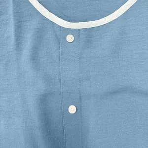 Détail en gros plan d'un haut décontracté bleu avec bordure blanche et petits boutons.