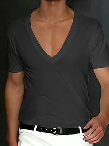 Primer plano de una camiseta de hombre con cuello en V profundo y corte entallado