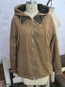 Detailansicht einer braunen Kapuzenjacke auf einer Schaufensterpuppe mit warmem Fleecefutter