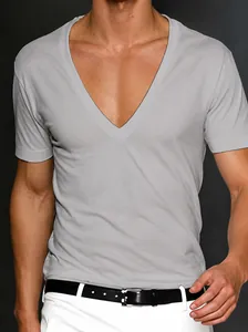 Detalle de la camiseta de hombre slim fit con cuello en V en color gris claro