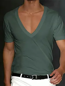 Detalle de una camiseta de hombre entallada con cuello en V profundo en color verde oscuro