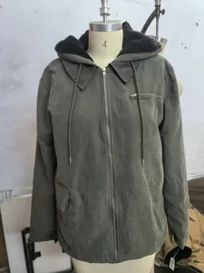 Olivgrüne Herren-Kapuzenjacke mit Fleecefutter, Reißverschlusstaschen und warmem Futter