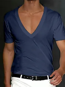 Primer plano de camiseta azul marino para hombre con cuello en V y corte slim