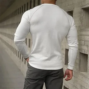 Rückansicht eines eng anliegenden weißen Langarm-Herren-T-Shirts mit Muskelbetonung